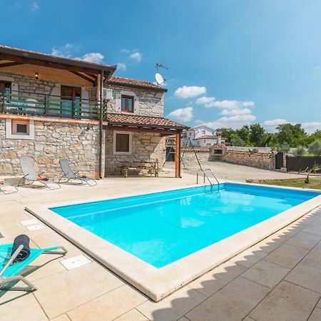 Lovely Home In Visnjan With Outdoor Swimming Pool エクステリア 写真