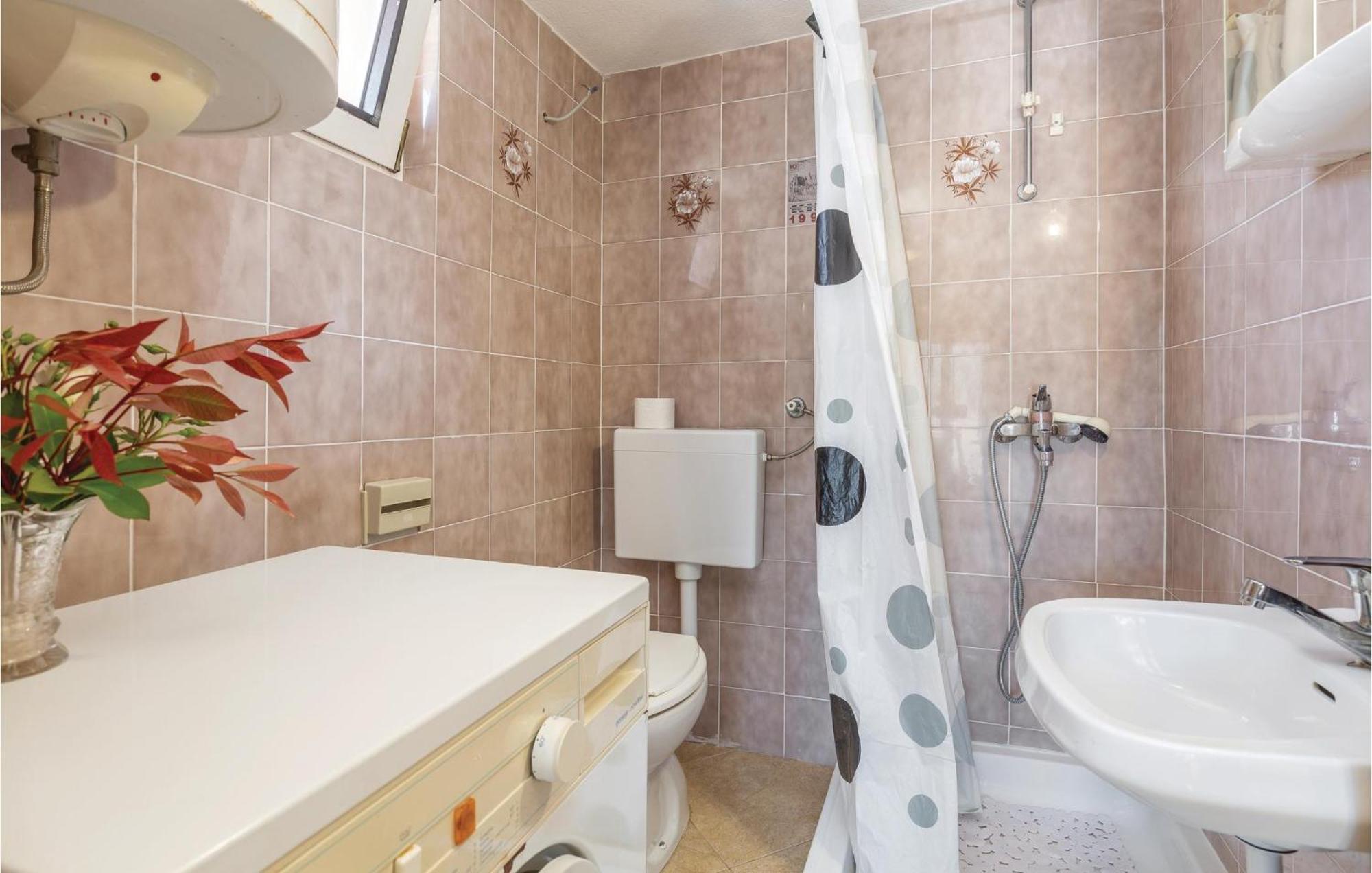 Lovely Home In Visnjan With Outdoor Swimming Pool エクステリア 写真