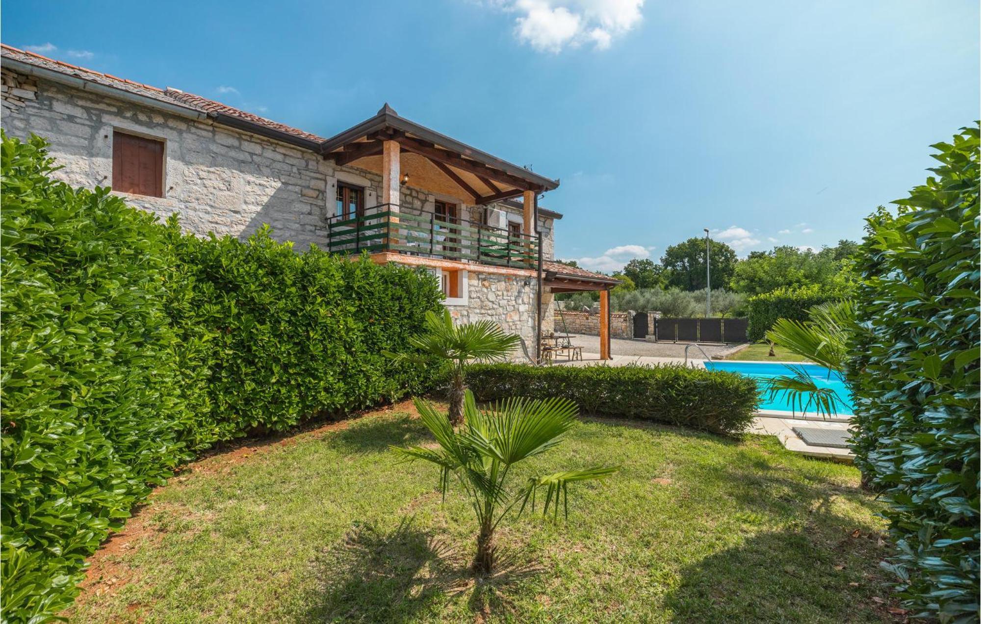 Lovely Home In Visnjan With Outdoor Swimming Pool エクステリア 写真
