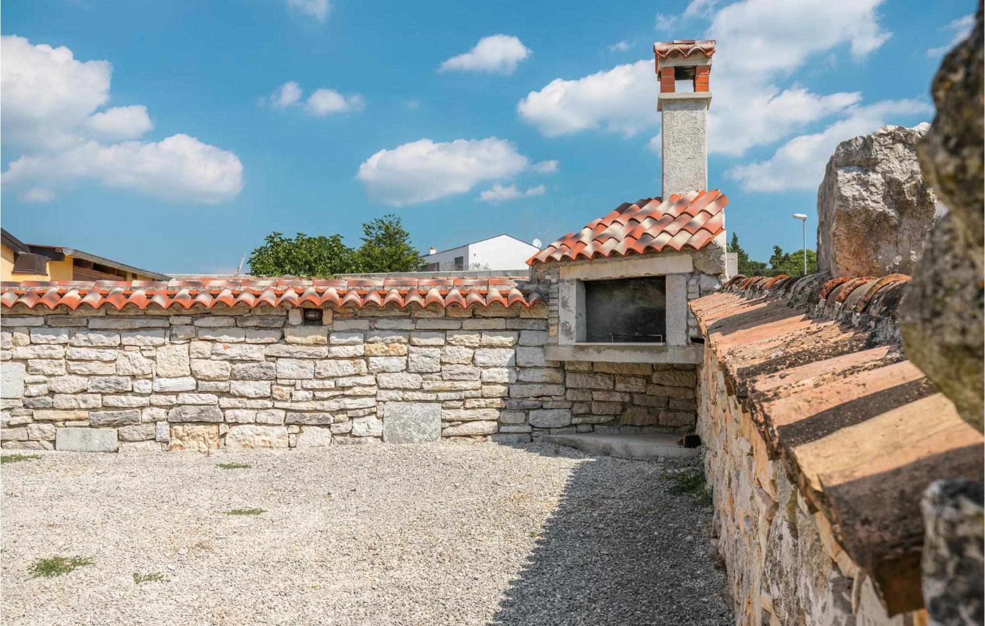 Lovely Home In Visnjan With Outdoor Swimming Pool エクステリア 写真